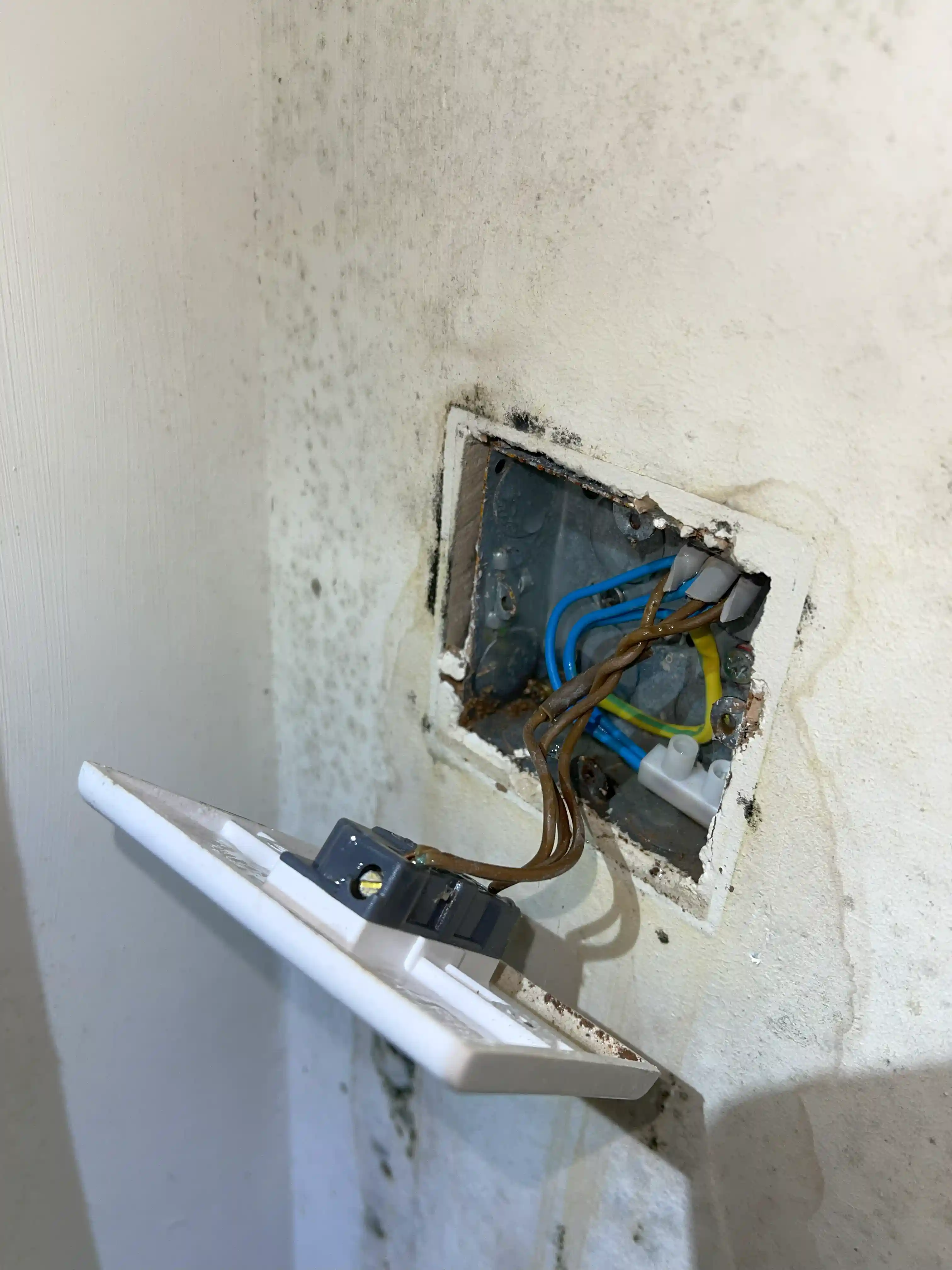 24 Hours Emergency Electrician near Godstone